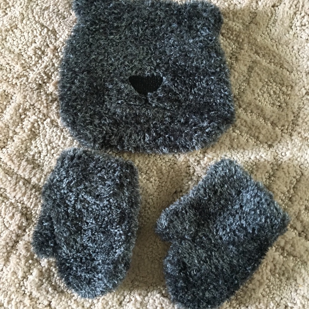 Bear hat and matching gloves set